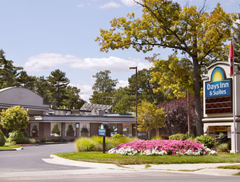 Days Inn & Suites Traverse City 01.[1]